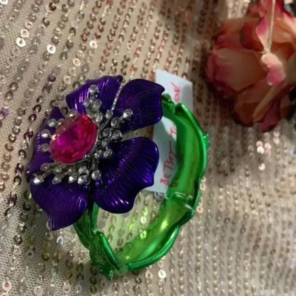 New Betsy Johnson metal  to petal collection bracelet - Picture 2 of 4